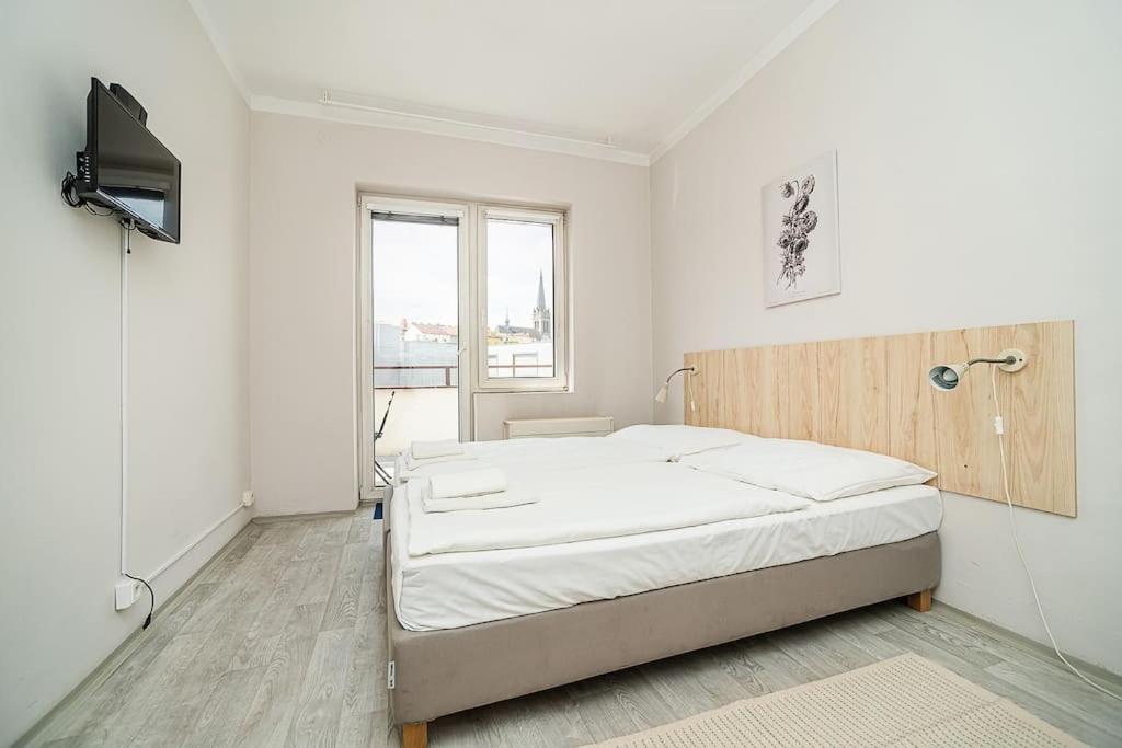 Bright 2 Bed With Big Terrace By Tram * Praga