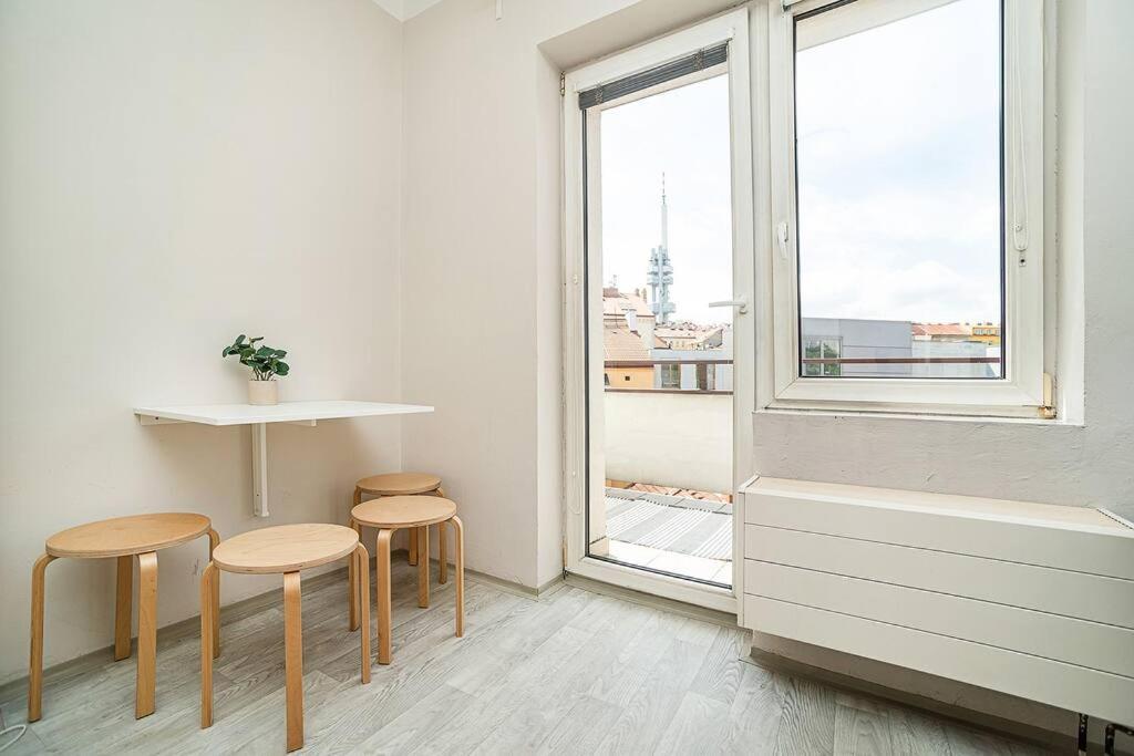 Bright 2 Bed With Big Terrace By Tram * Praga